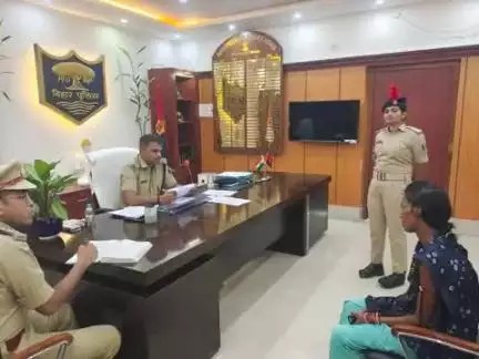 आज दिनांक-25.06.25 को पुलिस अधीक्षक, कटिहार के द्वारा अपने कार्यालय कक्ष में जन सुनवाई करते हुए I