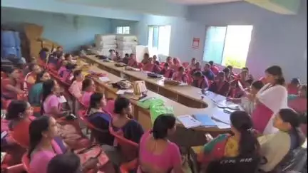 मधुपुर: प्रखंड कार्यालय में CDPO ने आंगनबाड़ी सेविकाओं के साथ बैठक की, कुपोषित बच्चों को MTC सेन्टर भेजने का निर्देश दिया