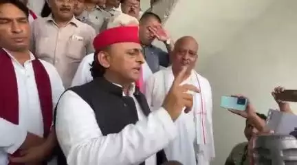पत्रकारों के सवालों का जवाब देते पूर्व मुख्यमंत्री सपा प्रमुख कन्नौज सांसद अखिलेश यादव