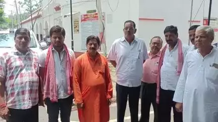 इटावा: नगर पालिका अध्यक्ष भरथना ने अधिशासी अधिकारी की तैनाती को लेकर कलेक्ट्रेट परिसर में जिलाधिकारी से की मुलाकात
