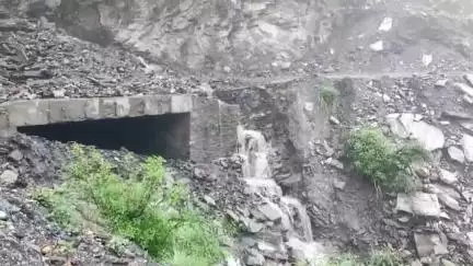 चुराह: कलहेल बंजली सड़क मार्ग पर सालुई के समीप मलबा गिरने से सड़क बंद, वाहन चालक परेशान