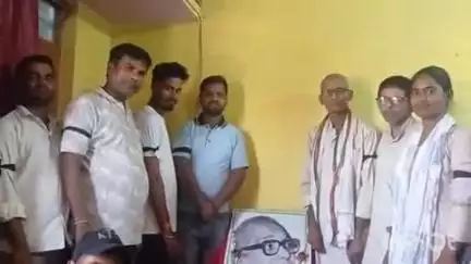 मोहिउद्दीननगर: मोहिउद्दीननगर बाजार में आपातकाल के 50 वर्ष पूरे होने पर जेपी सेनानियों ने काली पट्टी बांधकर जताया विरोध