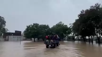 પલસાણા: હલધરું બેટમાં ફેરવાયું આશ્રમશાળામાં રહેતા 55 જેટલા બાળકો નું ટ્રેક્ટર વડે રેસ્ક્યુ કરાયું, હિન્દૂ મુસ્લિમ એકતા જોવા મળી