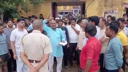 किशनगंज: भंवरगढ में बिजली विभाग में कार्यरत कर्मचारी की करंट से हुई मौत, उचित मुआवजे को लेकर थाना अधिकारी को ज्ञापन दिया गया