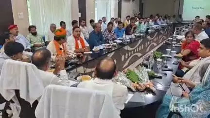 धौलपुर: कलेक्ट्रेट सभागार में ऊर्जा मंत्री ने विद्युत विभाग के अधिकारियों के लिए बैठक के निर्देश दिए