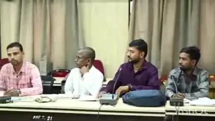 बैकुंठपुर: कोरिया कलेक्टर ने किसानों को दलहन और तिलहन की फसलों के लिए प्रोत्साहित किया, कृषि विभाग की बैठक में खाद बीज की समीक्षा