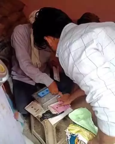 कौंच: पटेल नगर में सरकारी राशन की दुकान पर कोटेदार ने घटतौली की नई तरकीब निकाली, वीडियो सोशल मीडिया पर वायरल