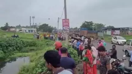 বর্ধমান ১: মুড়াকাটা এলাকার রাজ্যসড়কের ধারে নয়ানজুলি থেকে উদ্ধার এক অজ্ঞাত পরিচিত ব্যক্তির পচাগলা দেহ