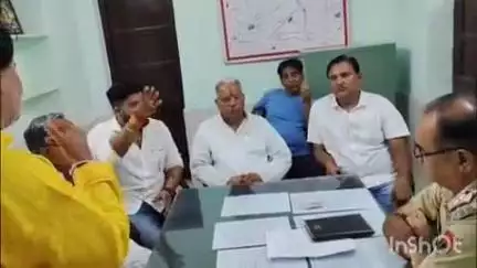 पोकरण: हनुमान मंदिर में 15 दिन पहले हुई चोरी के खुलासे की मांग को लेकर जनप्रतिनिधियों ने SHO को ज्ञापन दिया