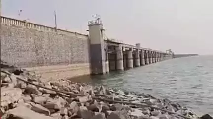 पैठण: नाशिक शहरात होत असलेल्या मुसळधार पावसाने नाथसागर धरणाच्या पाणीपातळीत वाढ