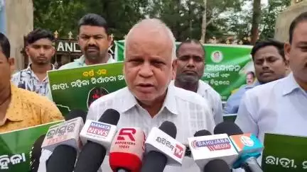 ଅନୁଗୋଳ: ତଳମୂଳ କଲେଜ ଠାରେ ଆନ୍ଦୋଳନ କରି ପ୍ରତିକ୍ରିୟା ରଖିଲେ ବଅଁରପାଳ ବ୍ଲକ ଅଧ୍ୟକ୍ଷ ବିଜୟ କୁମାର ନାଥ