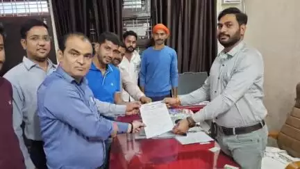झालरापाटन: झालरापाटन नगर कांग्रेस कमेटी ने वाचनालय और संग्रहालय की समस्या को लेकर नगर पालिका के अधिशासी अधिकारी को दिया ज्ञापन