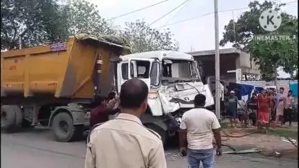 कोरबा: कुकरी चोली गांव के पास दो ट्रकों में हुई जबरदस्त भिड़ंत, एक ट्रक का चालक केबिन में फंसा