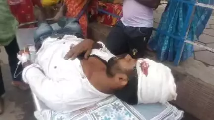 বহরমপুর: ভগবানগোলায় বাইক দুর্ঘটনায় আহত দুই যুবক, একজনের চিকিৎসা চলছে বহরমপুর MMC হাসপাতালে