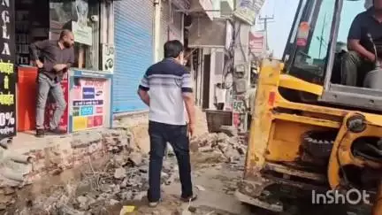 पलवल: जलभराव न हो,इसके लिए जीटी रोड पलवल में दोनों तरफ स्लैब तोड़े जाने का काम जोरों पर, दुकानदार परेशान#jansamasya