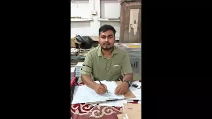 सिसवन: सिसवन प्रखंड में कर्मियों ने मांगों के लिए काला बिल्ला लगाकर काम किया