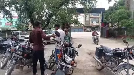 बदखर बायपास में दिनदहाड़े चाकू की नोक पर लूट, 3 अज्ञात बदमाश बुलेट छीनकर भागे, पीड़ित ने थाने में रिपोर्ट दर्ज कराई