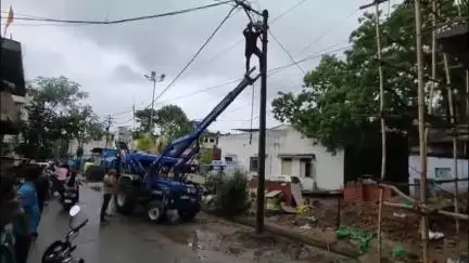 महू लुनियापुरा क्षेत्र में बिना सुरक्षा कर्मचारी कर रहा था काम, ठेकेदार की लापरवाही आई सामने
