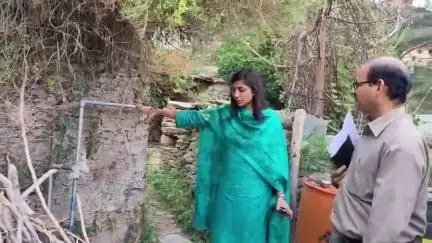 पौड़ी: जिलाधिकारी ने विकासखंड कोट के खोला गांव में जल जीवन मिशन के कार्यों का किया निरीक्षण