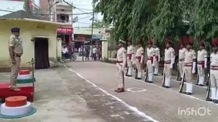 भभुआ: कैमूर पहुंचे शाहाबाद के डीआईजी को साइबर थाना परिसर में दिया गया गॉड ऑफ ऑनर