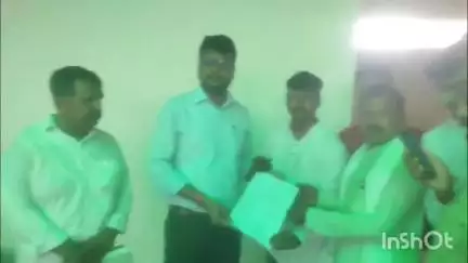 कलान: ग्राम पंचायत बुढ़ौरा शेरगंज में उचित दर विक्रेता की राशन दुकान की संस्तुति की मांग को लेकर ग्रामीणों ने किया प्रदर्शन