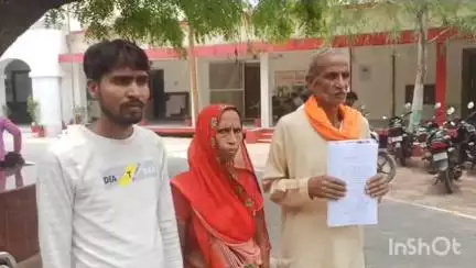 उरई: ग्राम काशी खेड़ा के व्यक्ति को दंगाई ने बेघर किया, परिवार ने डीएम से लगाई गुहार