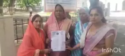 बलिया: राजकीय प्राथमिक और कम्पोजिट विद्यालयों के बंद होने के आदेश के बाद रसोइयों ने कलेक्ट्रेट पहुंचकर किया प्रदर्शन