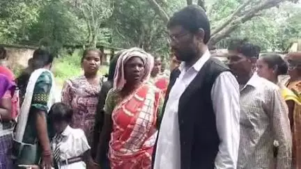 गुमला: किसानों को बुलाकर धान नहीं देने के विरुद्ध कृषि विभाग, गुमला के समक्ष प्रदर्शन