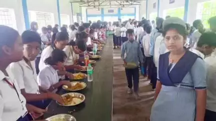 কুলতলি: জামতলা ভগবান চন্দ্র উচ্চ মাধ্যমিক বিদ্যালয় এর ছাত্র-ছাত্রীদের  মিড ডে মিলে পড়ল মাংস