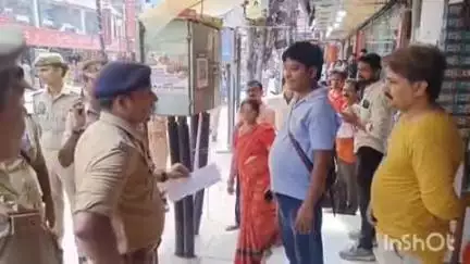 दशाश्वमेध क्षेत्र में अतिक्रमण के खिलाफ पुलिस ने दिखाई सख्ती, दुकानदारों को दी चेतावनी