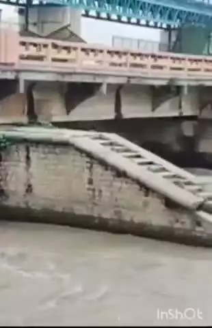 डिबाई: नरौरा के चौधरी चरण सिंह गंगा बैराज में जल स्तर बढ़ा, उत्तराखंड में भारी बारिश का असर, प्रशासन अलर्ट