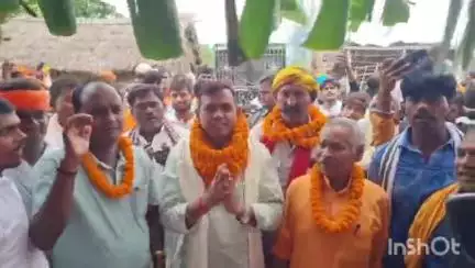 मुंगेर: सदर प्रखंड के मनियारचक घाट पर विधायक प्रणव कुमार ने अखंड रामधुन का फीता काटकर किया उद्घाटन