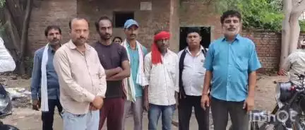 उरई: ग्राम सारंगपुर में दो आवारा गोवंशों ने किसान की ली जान, ग्रामीणों में फैला आवारा जानवरों का डर