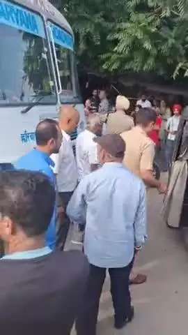पंचकूला: पिंजौर बस स्टॉप पर ऑटो चालक ने बस के आगे अड़ाया ऑटो, बस चालक ने जड़ा थप्पड़, हाथापाई के बीच पहुंची पुलिस