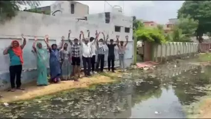 हिण्डौन: शहर के वार्ड नंबर 31 में सीवरेज टैंक लीकेज जल भराव की समस्या से परेशान लोगों ने किया विरोध#Jansamasya