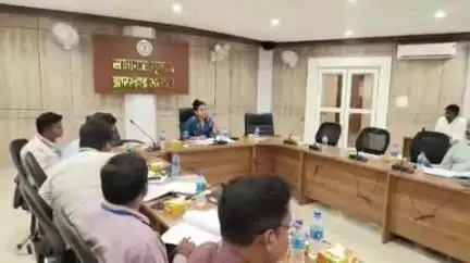 गुमला: उपायुक्त की अध्यक्षता में जिले के सभी बैंकर्स के साथ सभागार में हुई समीक्षा बैठक