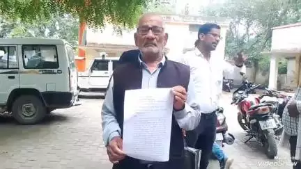 मिर्ज़ापुर: दहेज के लिए बेटी की हत्या कर शव को गायब करने का आरोप ससुराल वालों पर, नकहरा निवासी पीड़ित पिता ने एसपी को सौंपा पत्रक