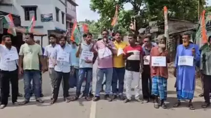বসিরহাট ১: কালিগঞ্জে বোমের আঘাতে শিশুর মৃত্যুর প্রতিবাদে পিফা এলাকায় রাস্তা অবরোধ করে বিক্ষোভ কংগ্রেসের