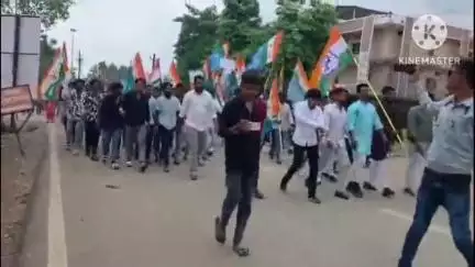 बलौदाबाज़ार: बलौदा बाजार में युक्ति युक्तकरण का भारी विरोध, कांग्रेस ने जिला शिक्षा अधिकारी कार्यालय का किया घेराव