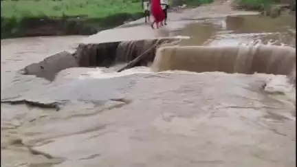 कैलारस: मकूदा में भारी बारिश से सोना नदी का रपटा टूटा, ग्रामीण जान जोखिम में डालकर कर रहे हैं पार, प्रशासन ने नहीं की कार्रवाई