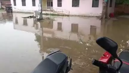 पट्टी: सीएचसी पट्टी में जल जमाव की समस्या पर अधीक्षक ने बताया, बाहर की टूटी नालियों से अंदर घुसता है पानी