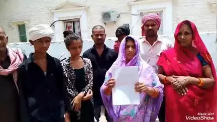 मिर्ज़ापुर: महिला ने पति की हत्या का आरोप लगाकर एसपी को सौंपा ज्ञापन, रेलवे ट्रैक के पास मिला था पति का शव