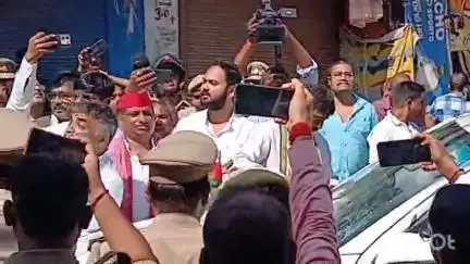 गोरखपुर: गोरखपुर के नार्मल पर भाजपा और सपा नेता आमने-सामने, गाड़ियों के टूटे शीशे, जमकर हुई नारेबाजी
