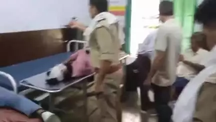 जालौन: जालौन बबाई मुख्यमार्ग पर नहर में गई मोटरसाइकिल, चार लोग घायल, अस्पताल में भर्ती