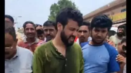 जोधपुर: जोधपुर के प्रताप नगर चौराहे पर नगर निगम कचरा संग्राम में टैक्सी और कार चालक की टक्कर के बाद निगम कर्मचारियों ने चालक को पीटा