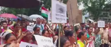 ছয়গাঁও: জলবিদ্যুত প্ৰকল্পৰ বিৰুদ্ধে ছয়গাঁৱত উত্তাল প্ৰতিবাদ প্ৰায় ৫ হাজাৰ লোকৰ,ছয়গাঁও ৰাজহ চক্ৰ বিষয়াৰ কাৰ্যালয় ঘেৰাও