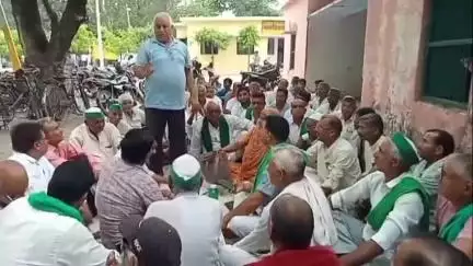 हसनपुर: तहसील पर भारतीय किसान यूनियन ने धरना प्रदर्शन किया, एसडीओ और जेई का किया घेराव