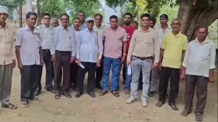 अमरोहा: अमरोहा कलेक्ट्रेट में ठगी पीड़ितों ने किया धरना प्रदर्शन, करोड़ों की रकम वापस दिलाने की मांग