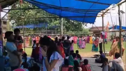 পুরুলিয়া ২: রক্ষা কালীর পুজোকে ঘিরে ভক্তদের ঢল পুরুলিয়া 2 নং ব্লকের রামডি গ্রামের মন্দির প্রাঙ্গণে