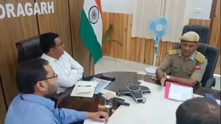पिथौरागढ़: जिला अधिकारी की अध्यक्षता में कलेक्ट्रेट सभागार में मुनस्यारी मिलन मोटर मार्ग को लेकर बैठक हुई आयोजित
